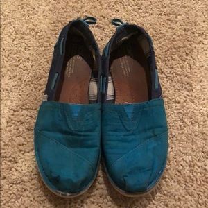 Teal/blue toms.